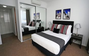 Under The Townsville Sun (694I) - Kalgoorlie Accommodation 0