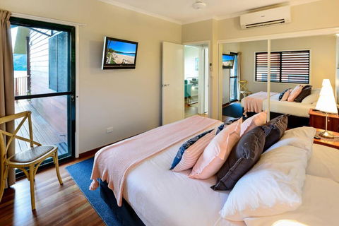 NEWLY BEAUTFULLY RENOVATED 16 The Casuarina 3 Bedroom House With 180 Degree Ocean Views - Kalgoorlie Accommodation 1