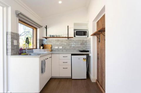 Dingo At White Gum Lodge - Kalgoorlie Accommodation 3