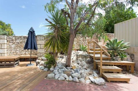 Dingo At White Gum Lodge - Kalgoorlie Accommodation 4