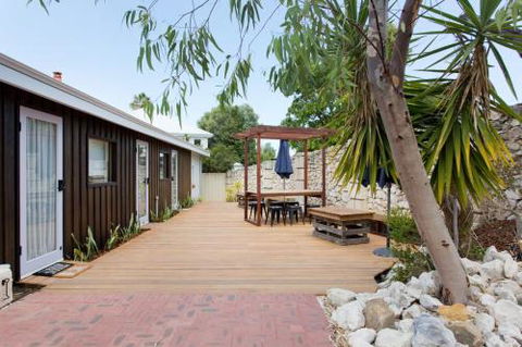 Dingo At White Gum Lodge - Kalgoorlie Accommodation 2