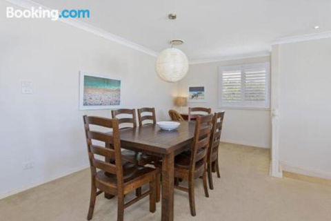 SEASCAPE An Enticing Lakeside Escape - Kalgoorlie Accommodation 6