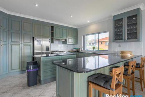 Villa San Gabriel Vincentia Sleeps 14 4pm Check Out Sundays - Kalgoorlie Accommodation 1