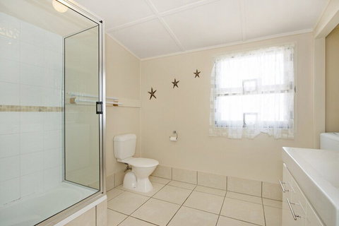 Close To Water Restaurants & Clubs Toorbul St. Bongaree - Kalgoorlie Accommodation 6