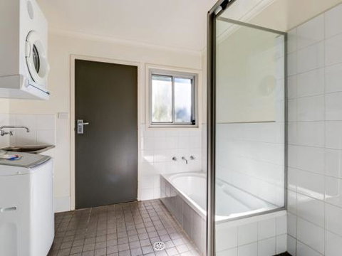 Boathouse 2 4pm Check Out Sundays - Kalgoorlie Accommodation 2