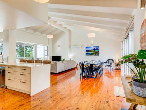 Harlequin Beach House 4pm Check Out Sundays - Kalgoorlie Accommodation 5
