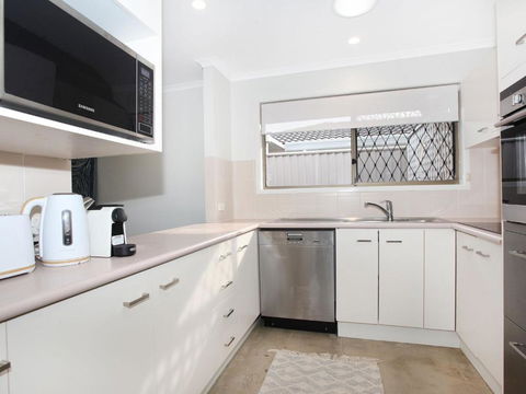 April 19 4 Bedroom Home On Canal With Pool Pontoon Aircon & WiFi! - Kalgoorlie Accommodation 6