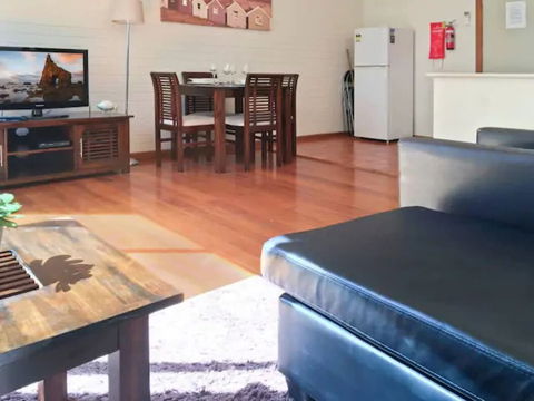 Sun, Beach, Shops, Wifi, Netflix - Kalgoorlie Accommodation 6