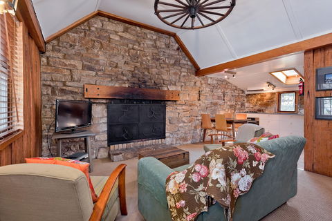 Crackenback Cottage 1884 - Kalgoorlie Accommodation 3