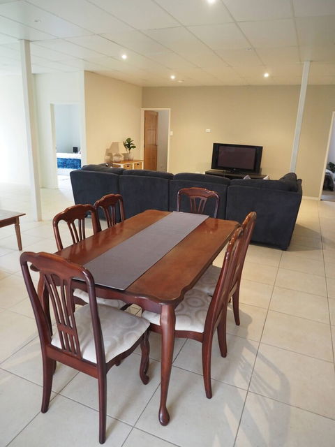 Queen Room With Airport Transfers Or Car Rental - Kalgoorlie Accommodation 5