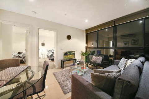 A Cozy 2BR CBD Apartment Near Bourke St. Mall - Kalgoorlie Accommodation 0