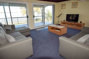 Diamond Lake House - Kalgoorlie Accommodation 3