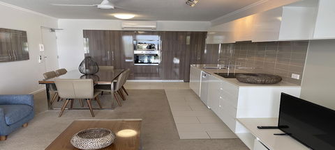 Airtrip Apartments On Carlyle St. Mackay - Kalgoorlie Accommodation 3