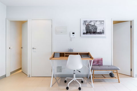 Ella, 1BDR Melbourne Apartment - Kalgoorlie Accommodation 5