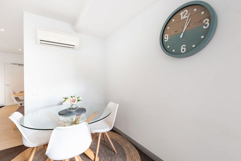 Ella, 1BDR Melbourne Apartment - Kalgoorlie Accommodation 4