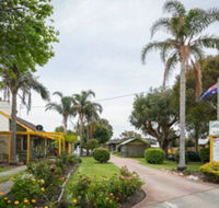 Lazy Acre Log Cabins - Kalgoorlie Accommodation