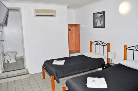 Airlie Waterfront Accommodation - Kalgoorlie Accommodation 6