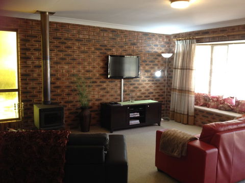 Shady Trees Barrington Holiday House - Kalgoorlie Accommodation 2