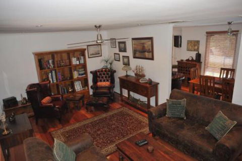 The Pommy Tree - Kalgoorlie Accommodation 0