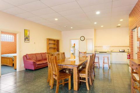 Holiday On Mostyn - Kalgoorlie Accommodation 4