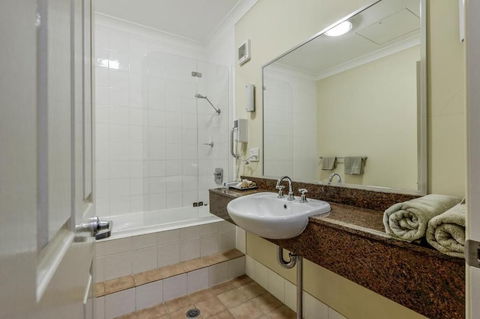 Golden Guitar Motor Inn - Kalgoorlie Accommodation 2