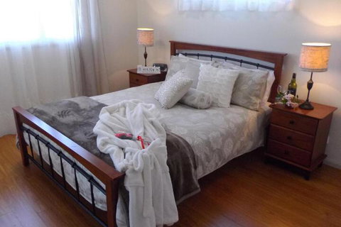 Tinaroo Sunset Retreat - Kalgoorlie Accommodation 7