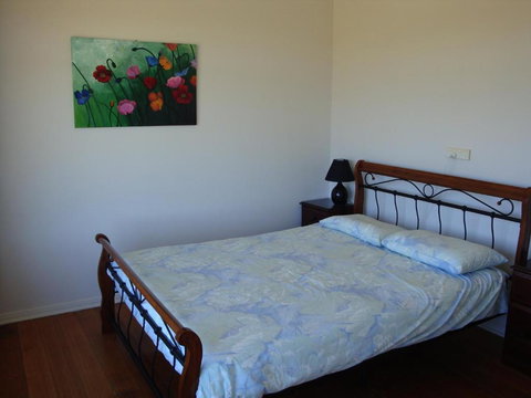Absolute Waterfront Cottage - Kalgoorlie Accommodation 6