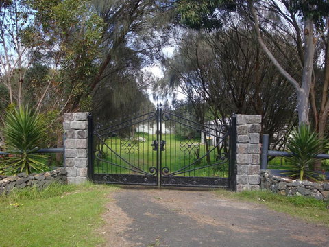 Absolute Waterfront Cottage - Kalgoorlie Accommodation 5