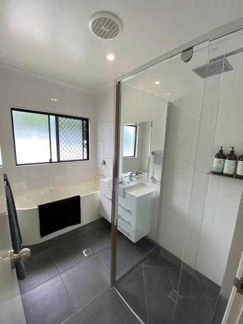 Cooktown Harbour View Luxury Apartments - Kalgoorlie Accommodation 4