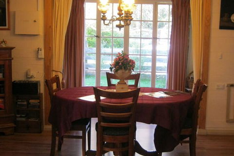 Hide Away Cottage Retreat - Kalgoorlie Accommodation 3