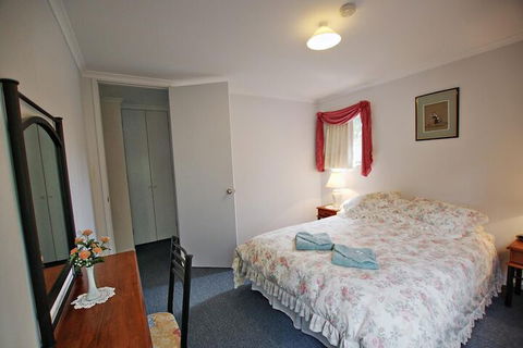 Serenity Grove - Kalgoorlie Accommodation 6