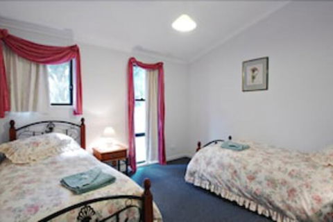 Serenity Grove - Kalgoorlie Accommodation 4