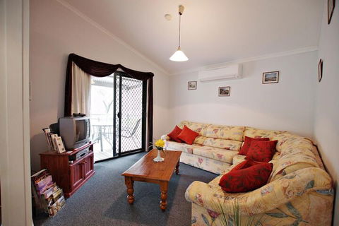 Serenity Grove - Kalgoorlie Accommodation 5