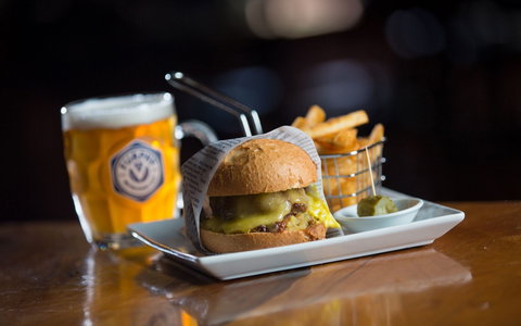 Alpine Hotel Bright - Kalgoorlie Accommodation 2