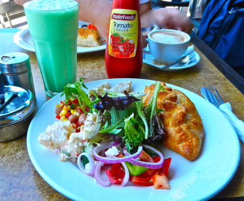 Q Cafe - Kalgoorlie Accommodation 0