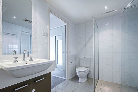 Spacious 1BR Stylish New Acton Apartment +Parking - Kalgoorlie Accommodation 9