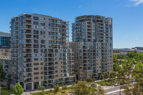 Spacious 1BR Stylish New Acton Apartment +Parking - Kalgoorlie Accommodation 12