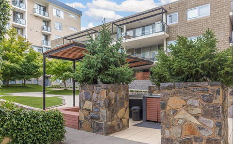 Spacious 1BR Stylish New Acton Apartment +Parking - Kalgoorlie Accommodation 1