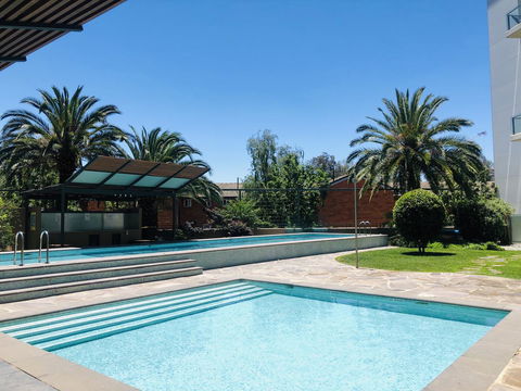Staying Places - The Avenue - Kalgoorlie Accommodation 1