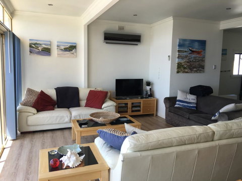 Crystal Blue Apartment - Kalgoorlie Accommodation 3