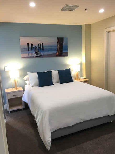 Beachside Luxury Apartments One & Two Bedroom In Beachfront Oaks Pier Building - Kalgoorlie Accommodation 23
