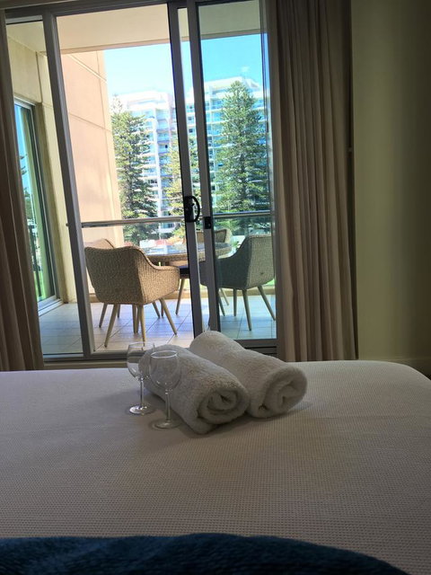 Beachside Luxury Apartments One & Two Bedroom In Beachfront Oaks Pier Building - Kalgoorlie Accommodation 24