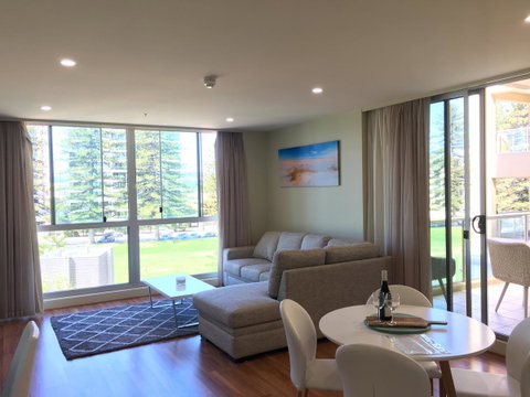 Beachside Luxury Apartments One & Two Bedroom In Beachfront Oaks Pier Building - Kalgoorlie Accommodation 3