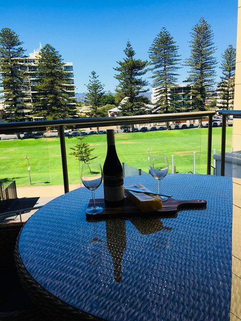 Beachside Luxury Apartments One & Two Bedroom In Beachfront Oaks Pier Building - Kalgoorlie Accommodation 26