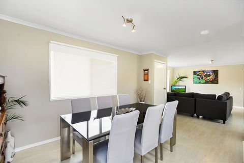 Ainslie Roberts Drive Retreat - Kalgoorlie Accommodation 1