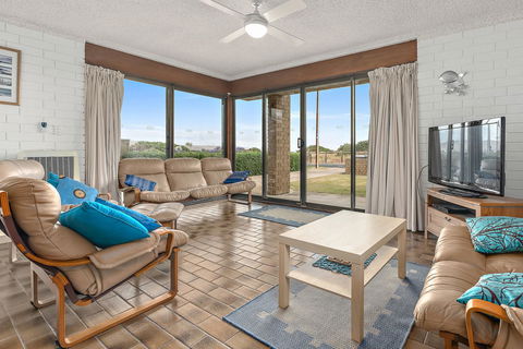 Sun & Surf Aldinga Beach Apartment - Kalgoorlie Accommodation 0