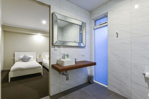 Aloha Central Luxury Apartments - Kalgoorlie Accommodation 26
