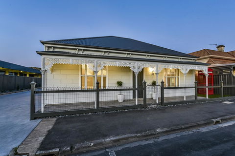 Aloha Central Luxury Apartments - Kalgoorlie Accommodation 12