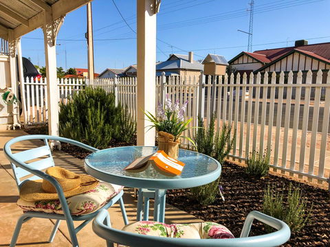 Inglenook Cottage - Kalgoorlie Accommodation 1