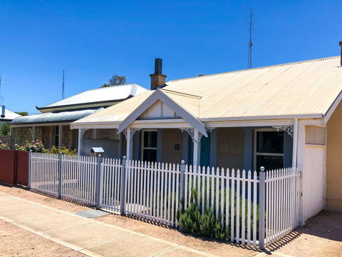Inglenook Cottage - Kalgoorlie Accommodation 35